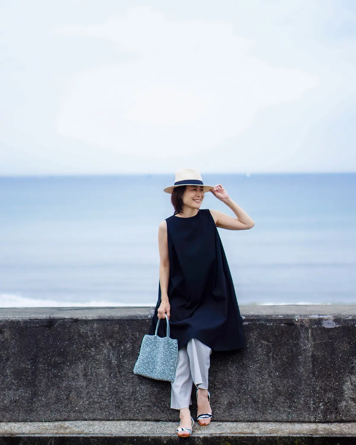 リトルブラックドレスをカジュアルに着まわの画像_2