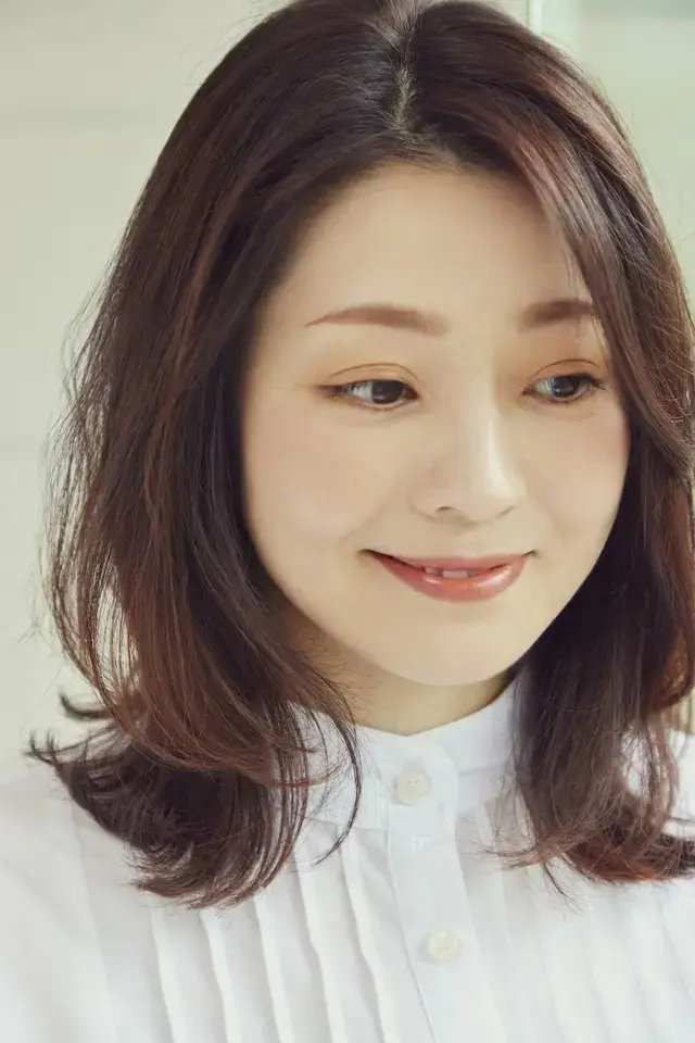 みずみずしいツヤ感と軽やかな動きが魅力！ 上品ミディアムスタイル【50代髪型・ヘアスタイル】