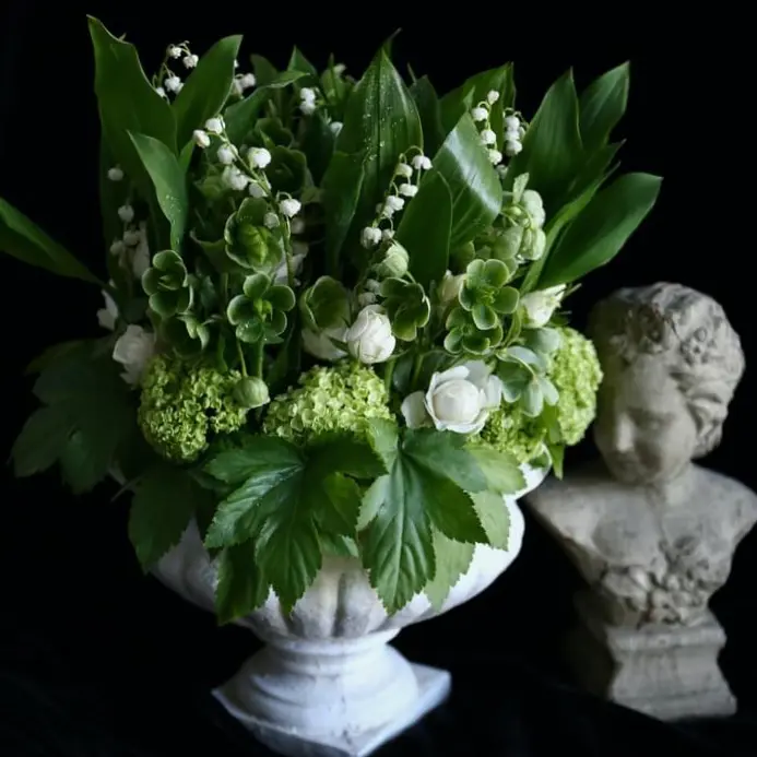 すずらんとクリスマスローズのアレンジメント