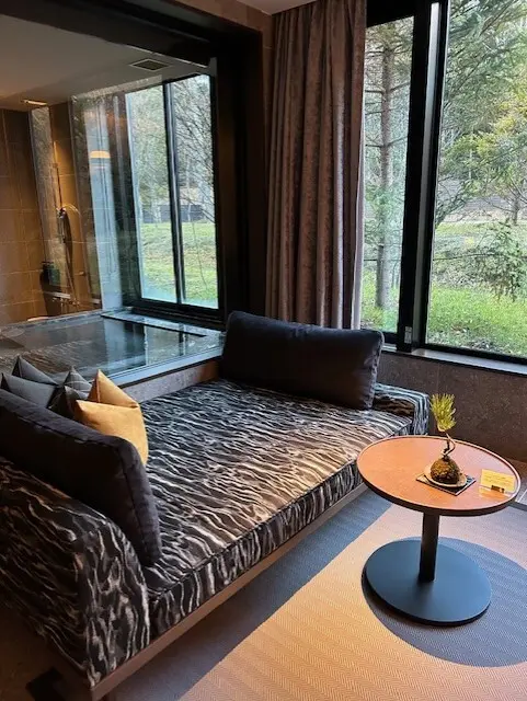 ふふ 旧軽井沢 静養の森 コンフォートルームのカウチ