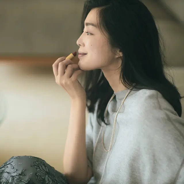 スウェットコーデに赤リップをさしているゆうき