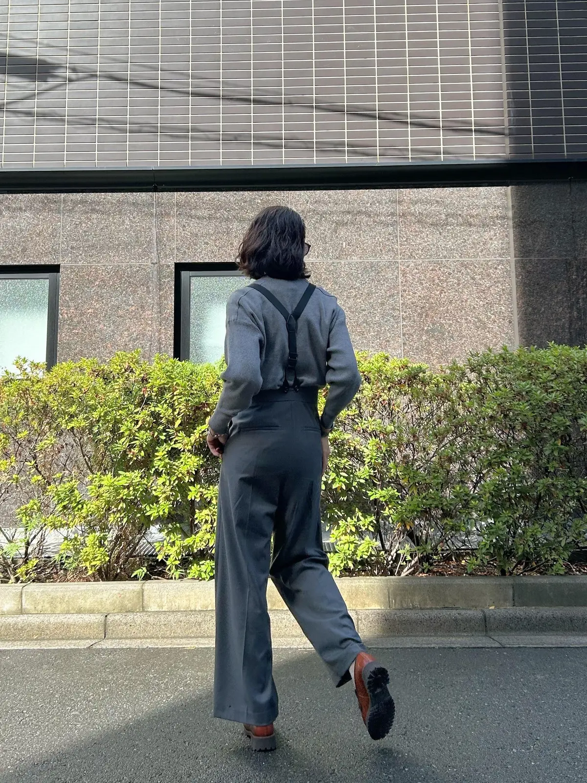 大人カジュアルコーデ　グレー　サスペンダーパンツ　ワントーンコーデ