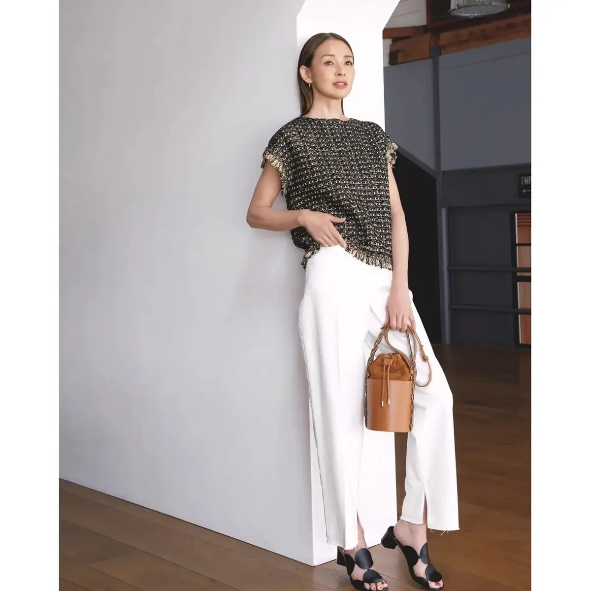 白デニムにツイード風ニットを合わせて、休日のカジュアルコーデをぐっと華やかに。気温26℃｜9/28(日)【50代の毎日コーデ】