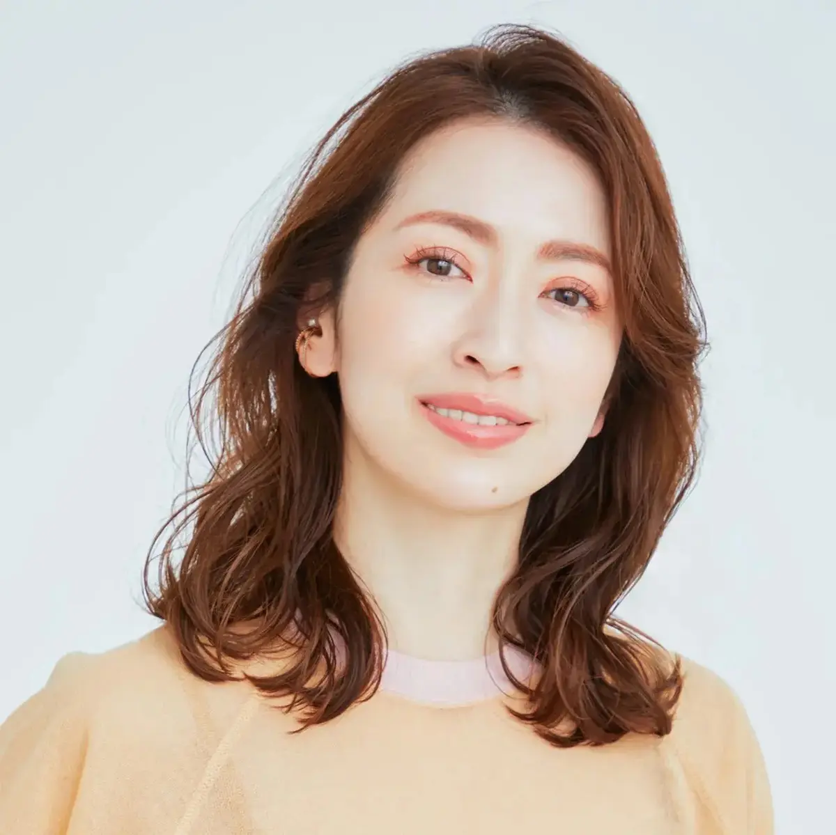 人気上昇中！女性らしい華やかな「大人のミディアムヘア」43選