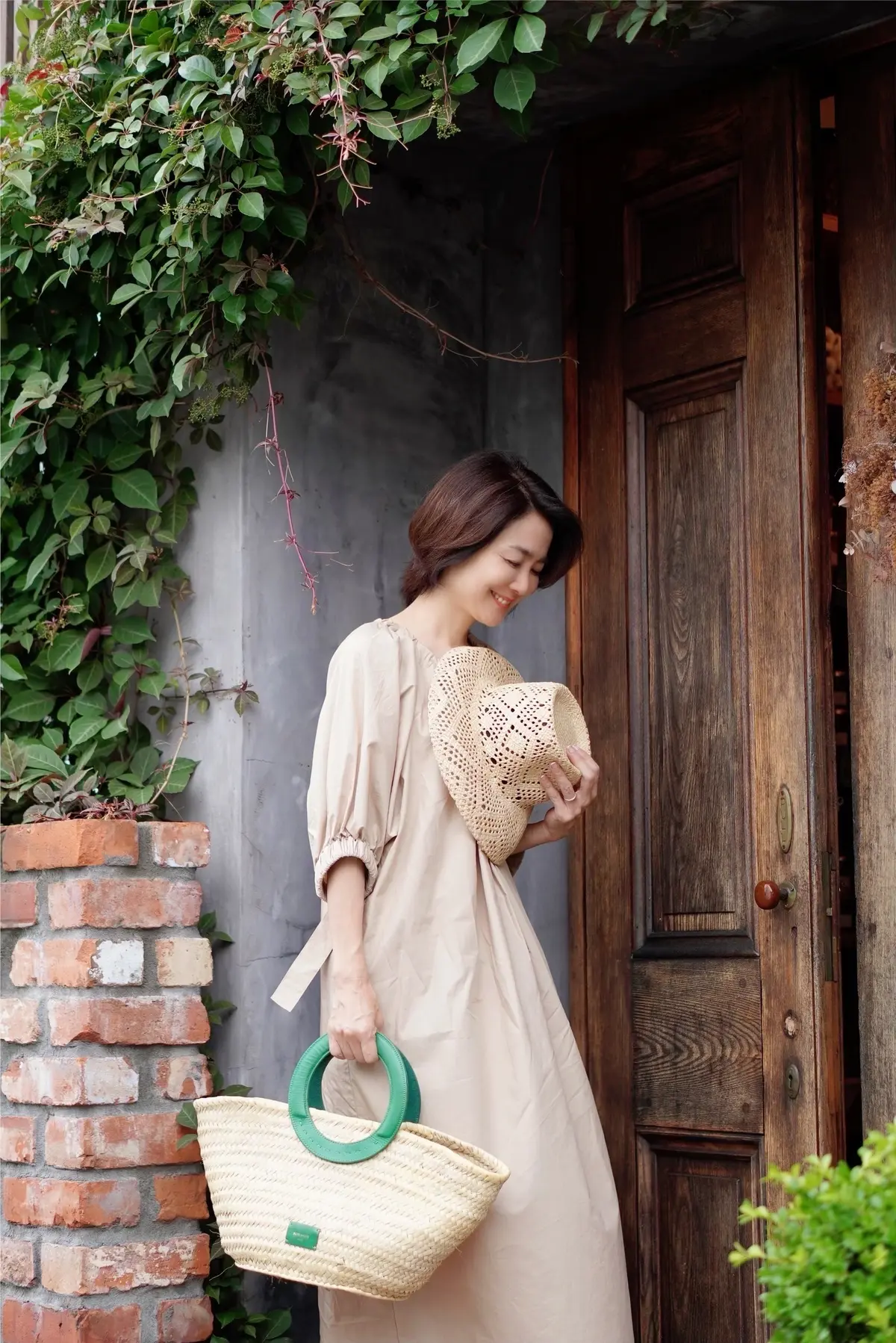 おしゃれなアラフィーの「夏ワンピース」今年らしい着こなしとは？