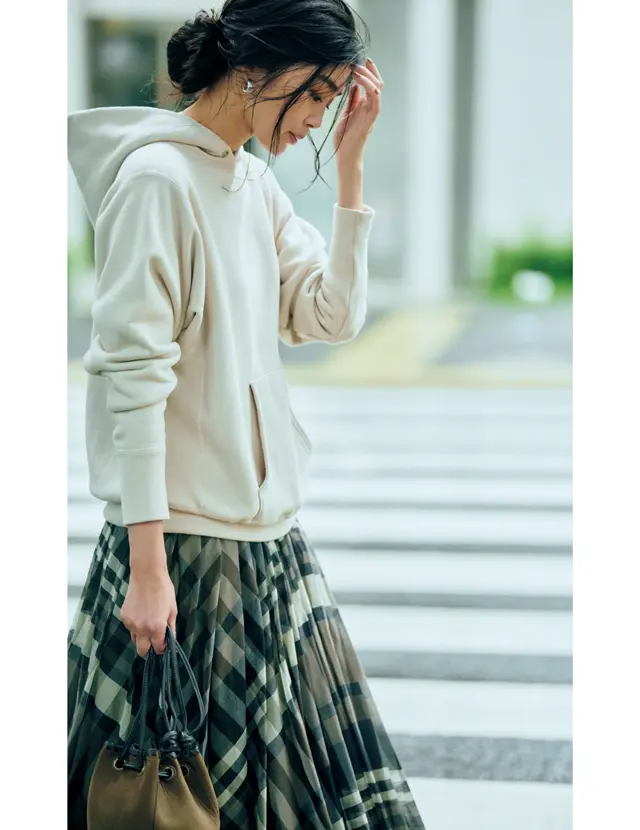 スウェットとチェックスカートコーデのゆうき