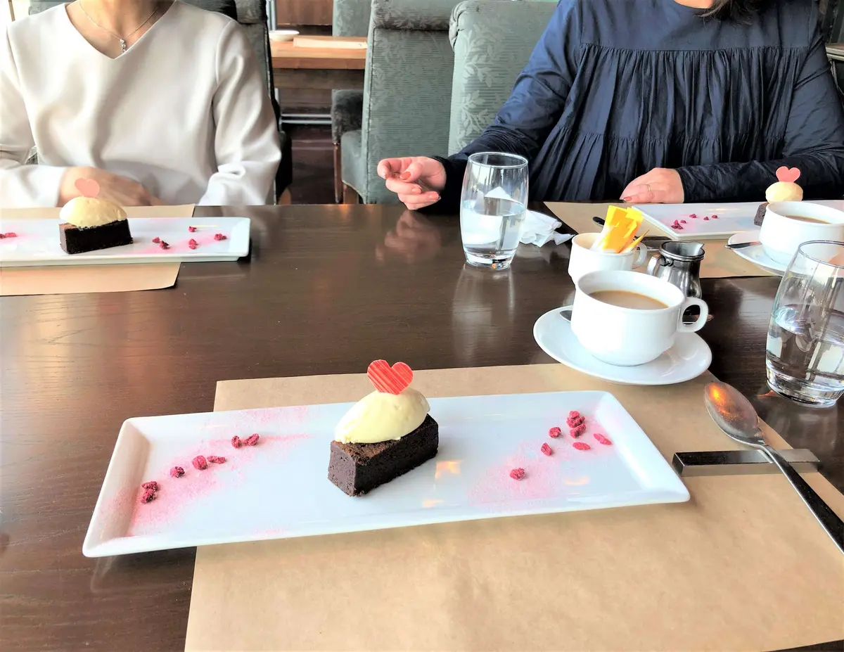 パティシエ特製デザート。ガトーショコラにバニラアイス。フリーズドライのいちごとハートのチョコを添えて。