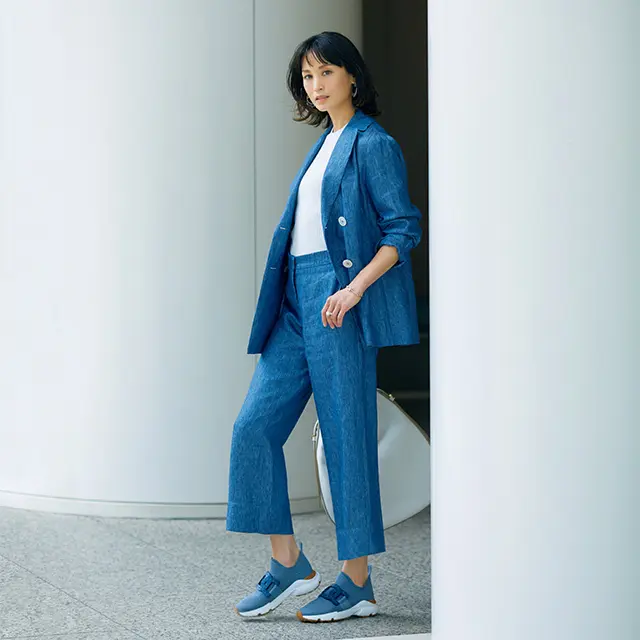 清涼感あるブルーの スニーカーは、ワントーンで端正に装う