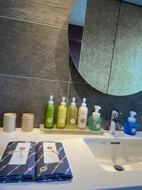 アメニティーが風呂敷に包まれています。