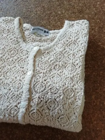 もうひとつのイネスコラボアイテム、レースのカーディガン（色はアイボリー）。数年前から愛用しています。