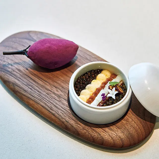 ロマージュ・ブランとさつまいもを混ぜ込んだ カスタードクリームの上にキャビア、リンゴの ピクルス、白キムチなどを盛りつけた前菜。