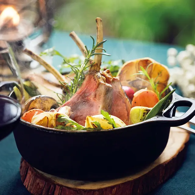 鹿やイノシ シなど、ダッチオーブンで仕上げる野趣あるジビエ料理も美味