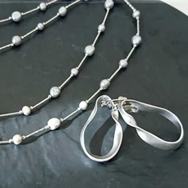 モノトーンの服には 華のあるシルバーアクセを