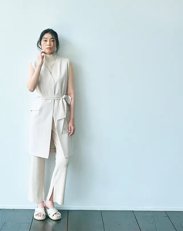 ジレが主役！ ベージュにこだわった夏のワントーン