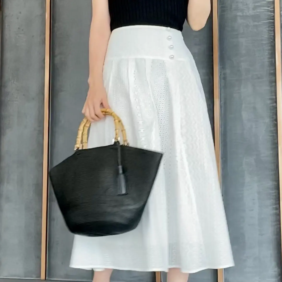 ウエスト左横に縦に4個のパールがついてます