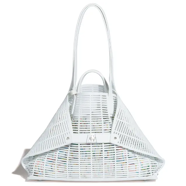 「アクリス」の涼やかレザートート