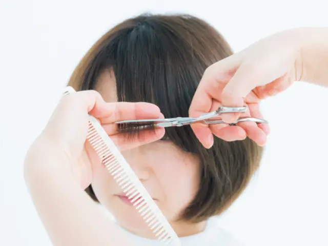 前髪はレザーでカット