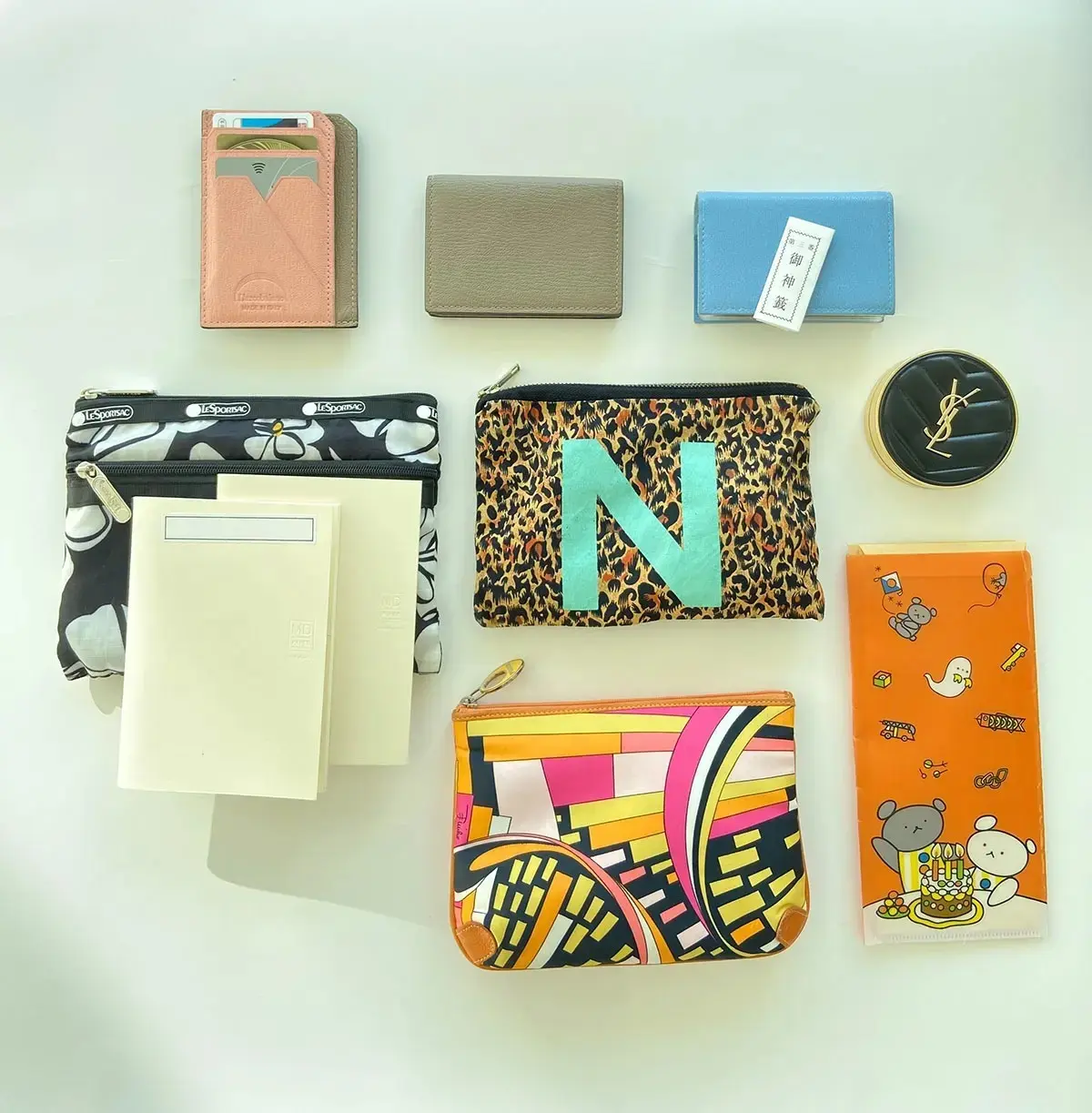 賑やかなポーチ使いで整理整頓されたS川のバッグの中身