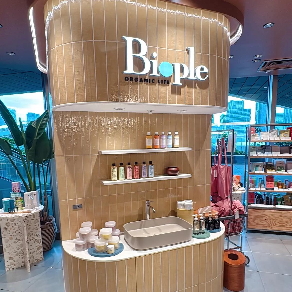 ニュウマン高輪　ビープル（North 4F）  ナチュラル＆オーガニックアイテムを幅広く取りそろえるビープルも“洗いもの”を試せるシンクを設置。オープニング記念の限定キットがおトク感満点でした！