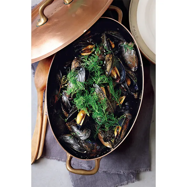 ムール貝のシャンパーニュ蒸し たっぷりのディルと黒こしょうで