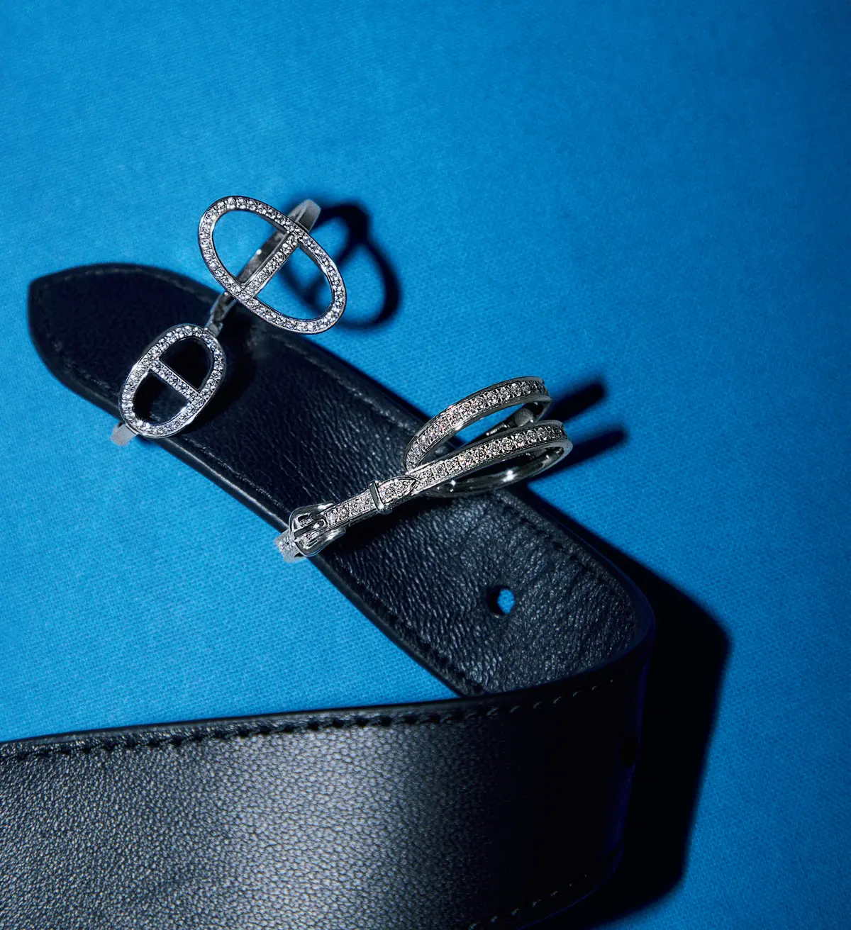 エルメス　ジュエリー　遊び心あふれるダブルリングも、エルメスの 人気アイテム。上は、輪郭（コントゥール）を 描くようなフォルムで、「シェーヌ・ダンクル」 のモチーフを軽やかに表現。下は、フランス 語で「あぶみ革」を意味する「エトリヴィエ ール」の名をもつコレクション。繊細でモダ ンなラインが美しい。リングともに（WG× D）〈上から〉「シェーヌ・ダンクル・コントゥ ール」￥1,870,000・「エトリヴィエール」￥3,0 25,000／エルメスジャポン（エルメス）