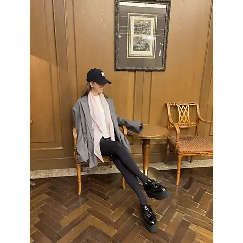 倉爪佐和さんのカシミヤ三角ストールコーデ