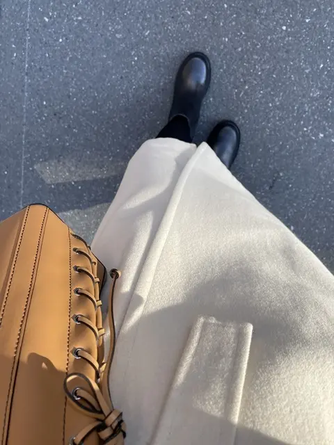 サイドゴアブーツと白のコート