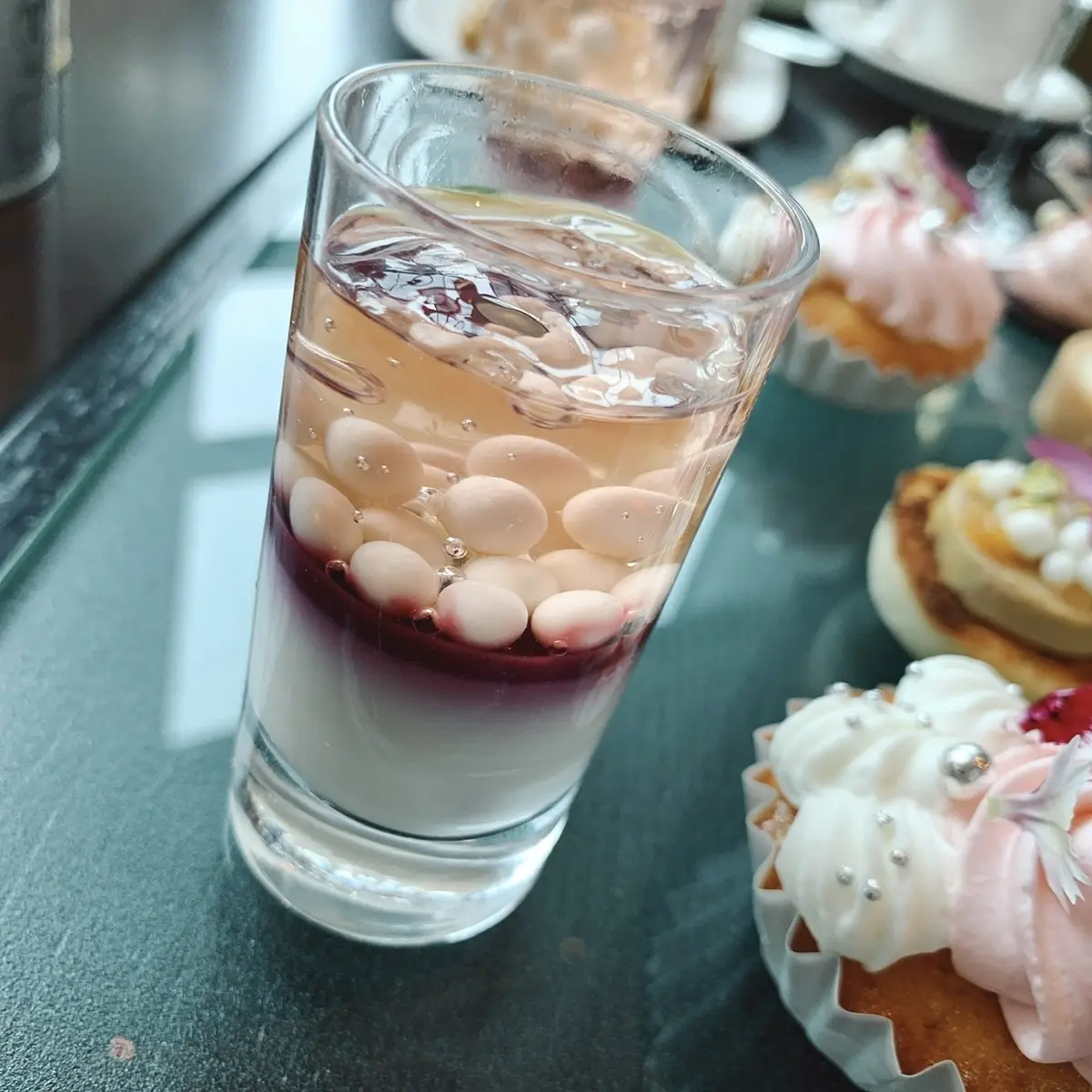 コンラッド東京 ウィンター・ビジュー　アフタヌーンティーのルイボスティーパンナコッタ バラとライチのゼリー