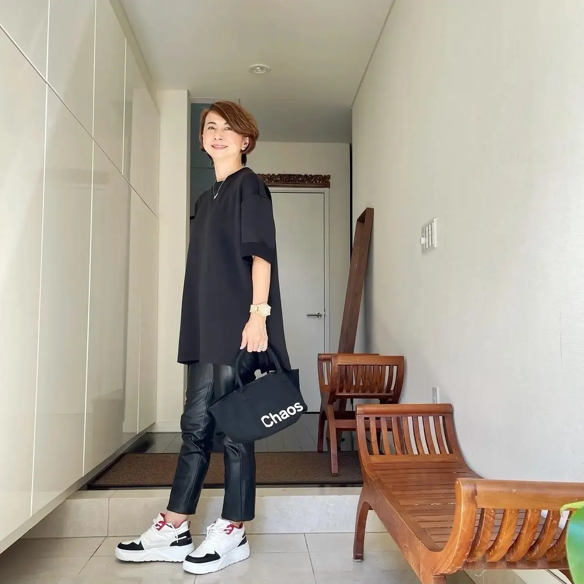 おしゃれな50代はここが違う！「スニーカーで外す」きれいめカジュアル