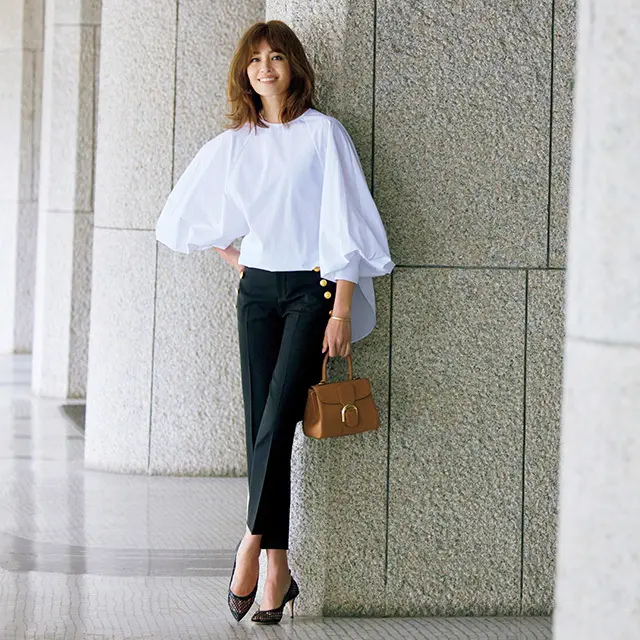 ブラウス、黒パンツ、ヒール靴で 最強の華とキレ味を