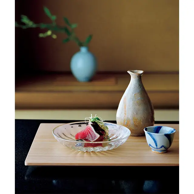 カツオのたたきを、地酒「丹 沢山」の純米吟醸と。