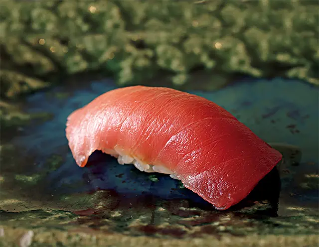 上品な脂が印象的な中トロ。口に入れるとそのままとろける。