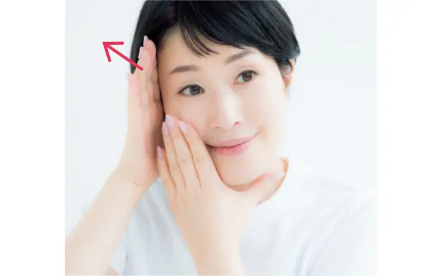 ブースター美容液を顔の内から外に向かってなじませる