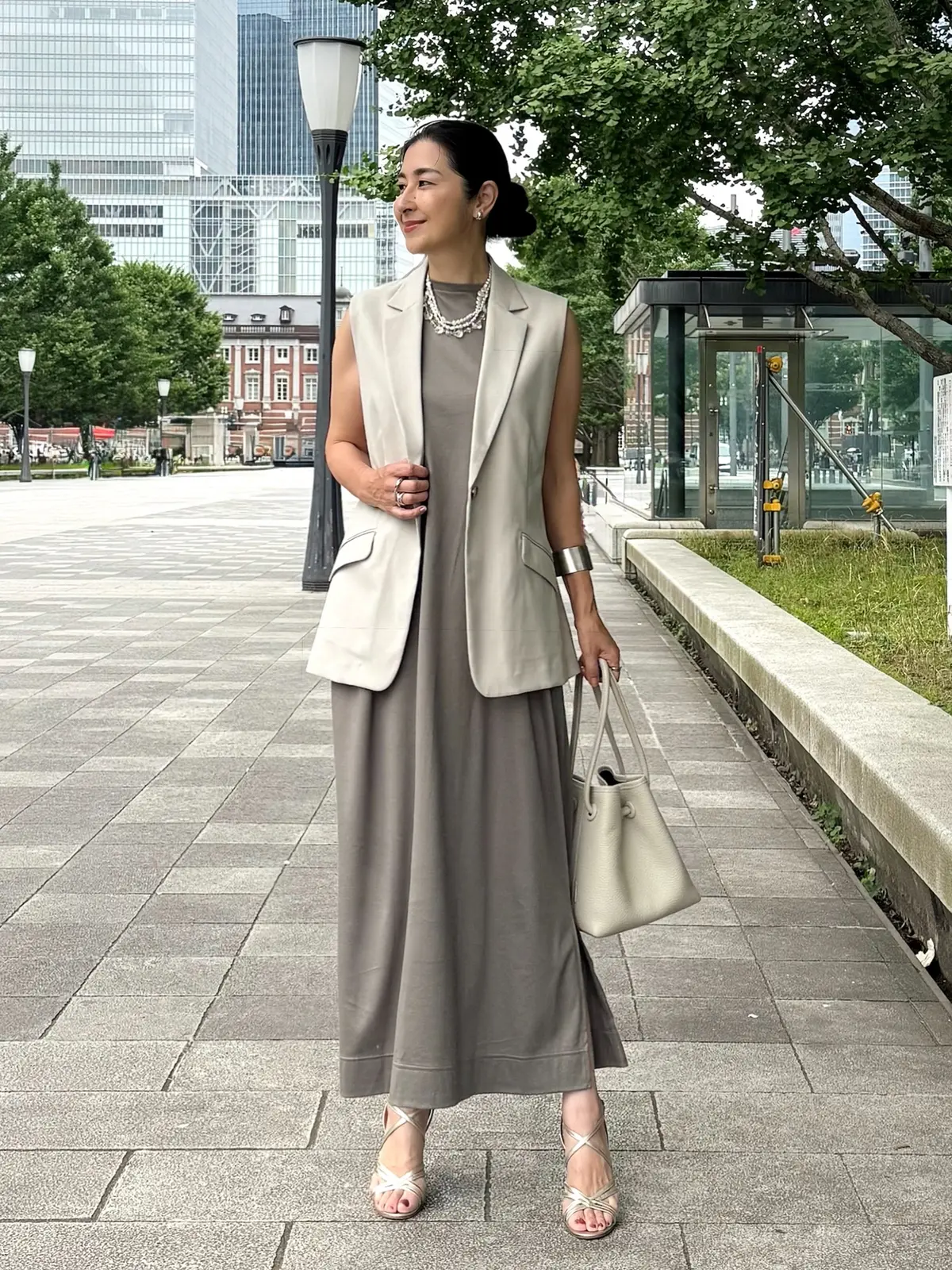 イーバイエクラ　SALONEワンピース　グレージュ　接触冷感ワンピース　ベージュジレ　オフホワイトバッグ　シャンパンゴールドサンダル