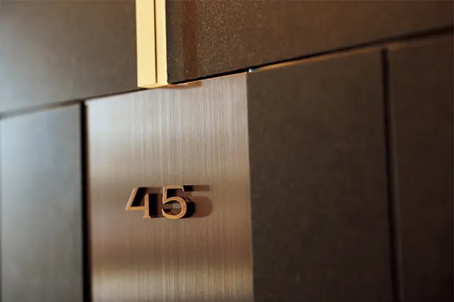エレ ベーターわきや客室ドアに取りつけ  られた、数字のフォントも目をひく