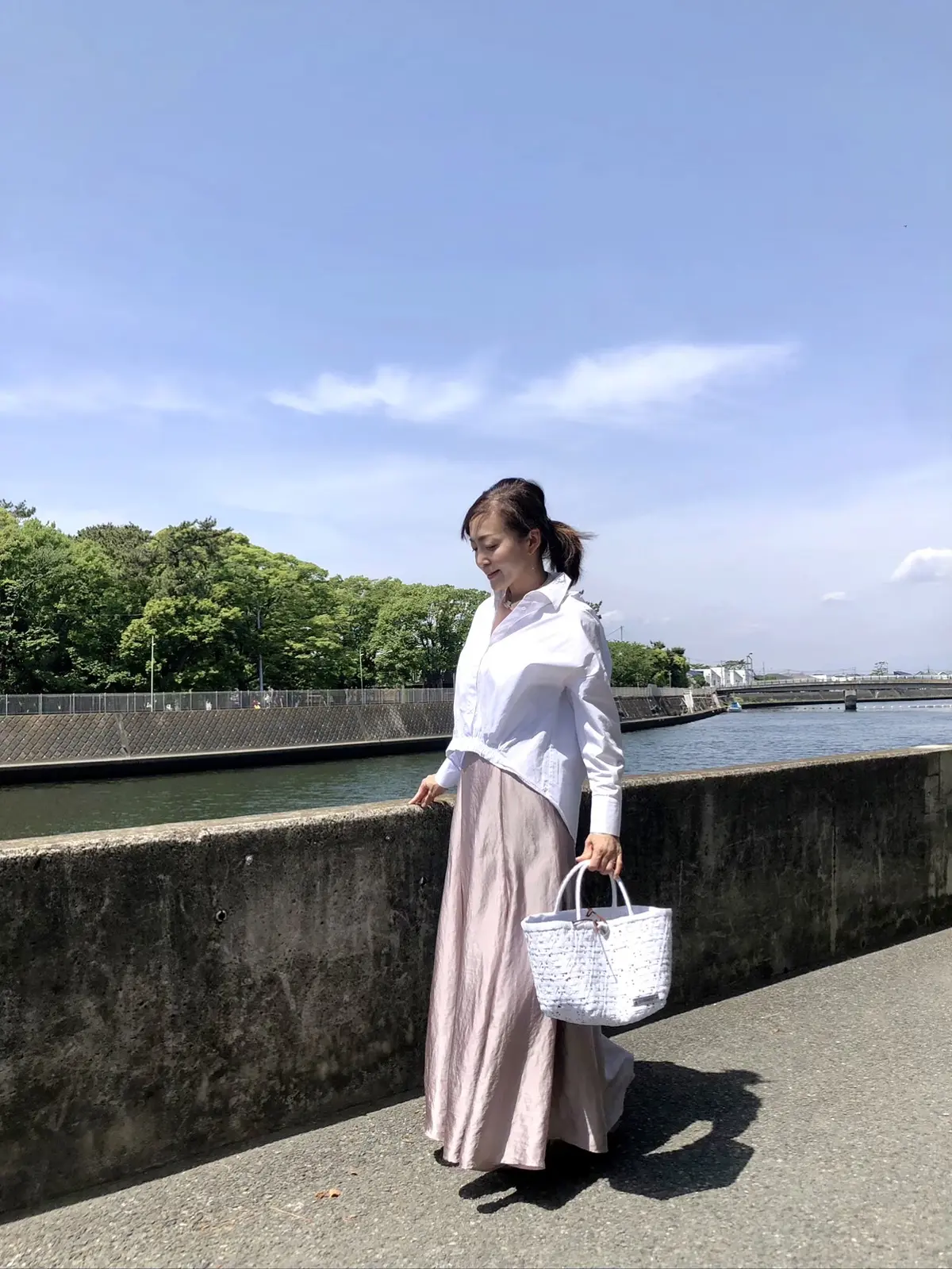 きれい色スカートと白シャツコーデの画像_1