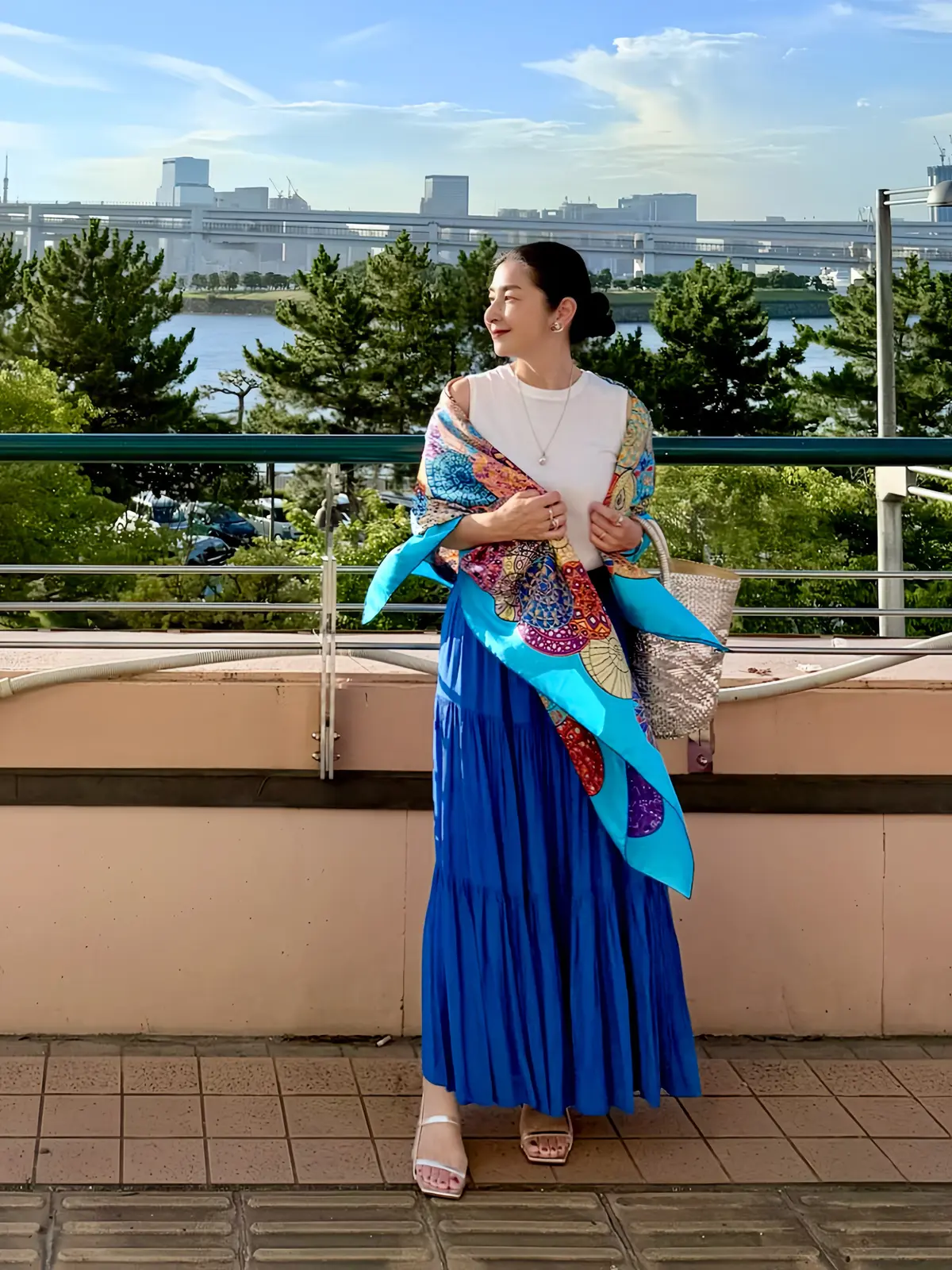 お台場　白Tシャツ　青ロングスカート　シルバーサンダル　シルバーバッグ　青系スカーフ
