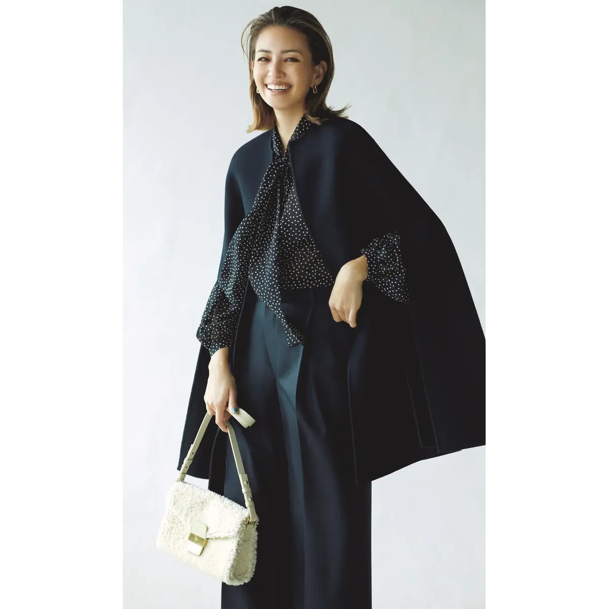 ネイビーケープコートとドット柄ボウタイブラウスのコーデ　モデル・RINA