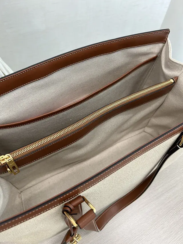 助手席での安定性も抜群の、セリーヌのトート