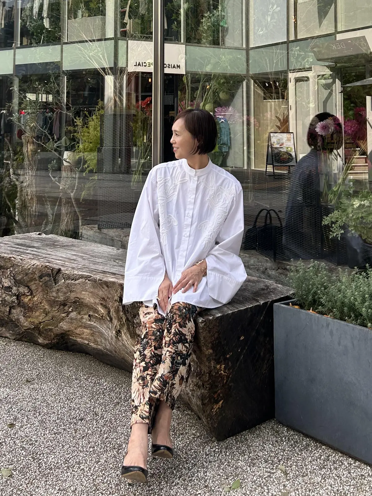 GU白ブラウス　刺繍ブラウス　柄パンツ　柄物パンツ　ゴブラン織　白ブラウスコーデ