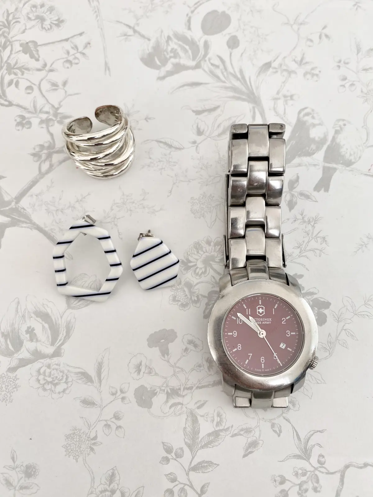 コーデに合わせた指輪・ピアス・時計