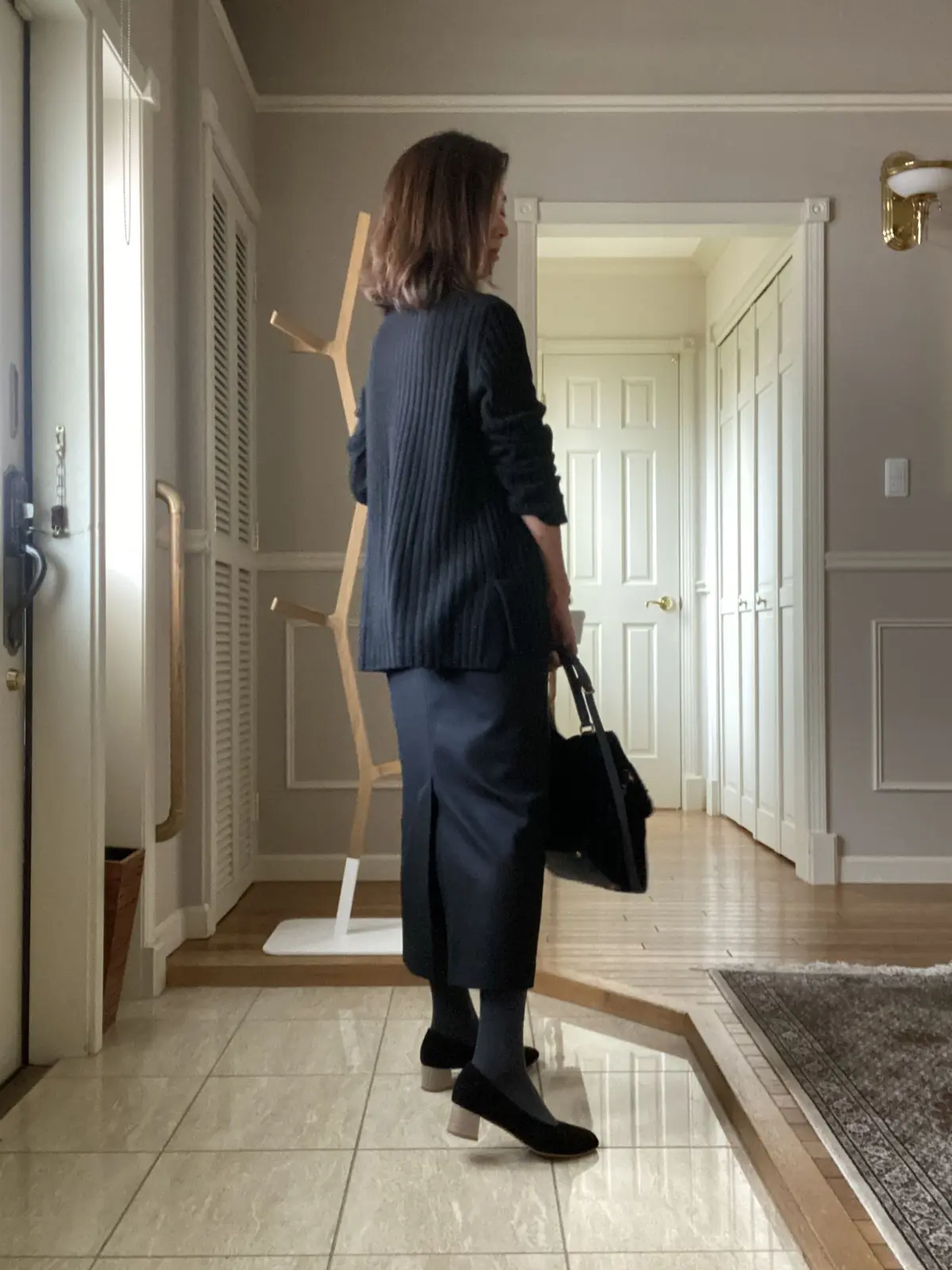 黒ロングタイトスカートとショートコートの画像_2