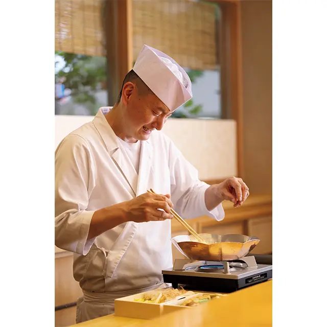 誠意ある料理を供す泉貴友料理長。