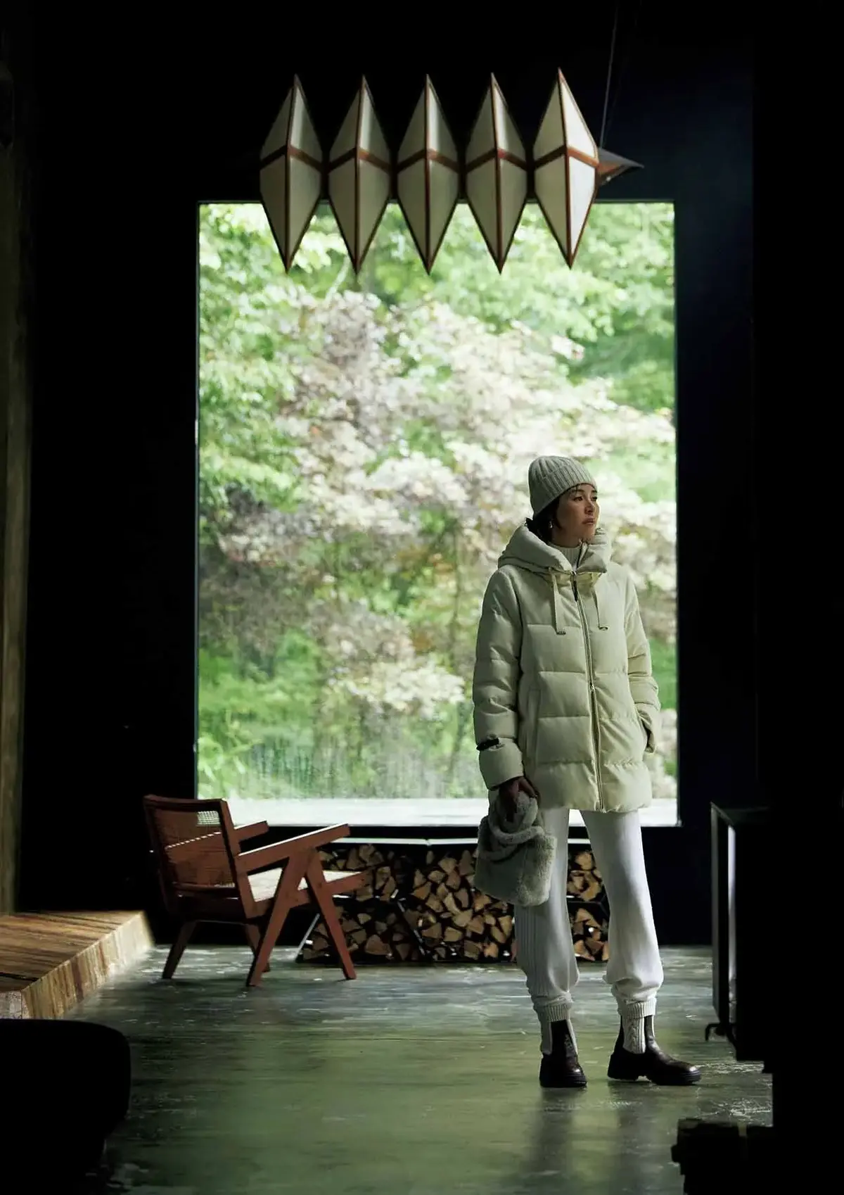 ダウンジャケットは白！ 週末だからこそ実用性より華やかさを選びたい。