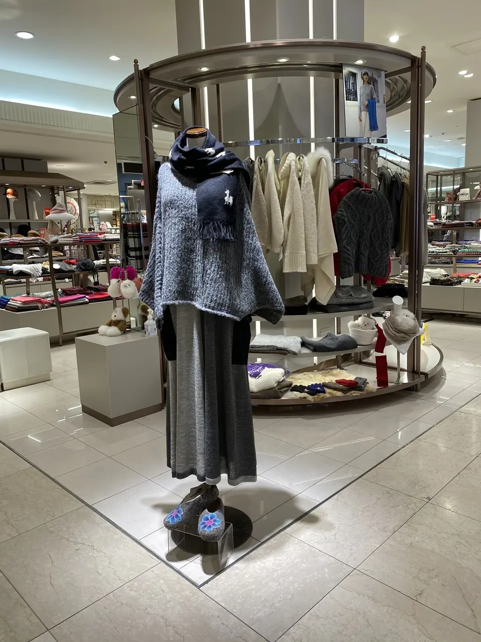 玉川高島屋にて。アルパカニット製品のポップアップストア