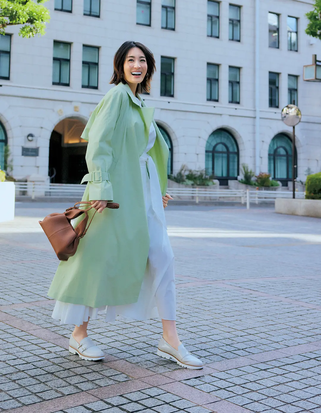 きれい色の春コートには、エナメル素材の靴でリュクスに