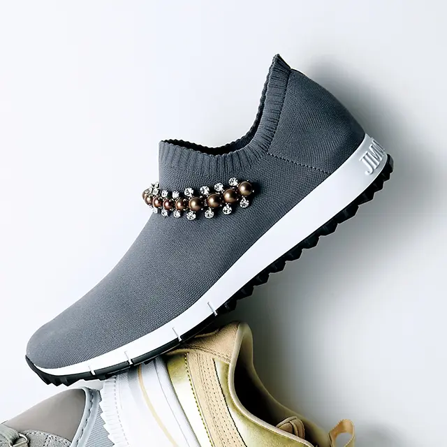 エレガントなファーが施されたスニーカー