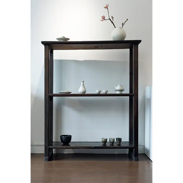 李朝家具にディスプレイされた花瓶や茶器、酒器に心が癒される