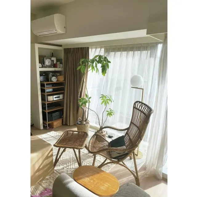 くつろぎタイムを過ごす『Sika Design』のラタンチェアのまわりに、付き合いの長いパキラを2鉢。心から癒される