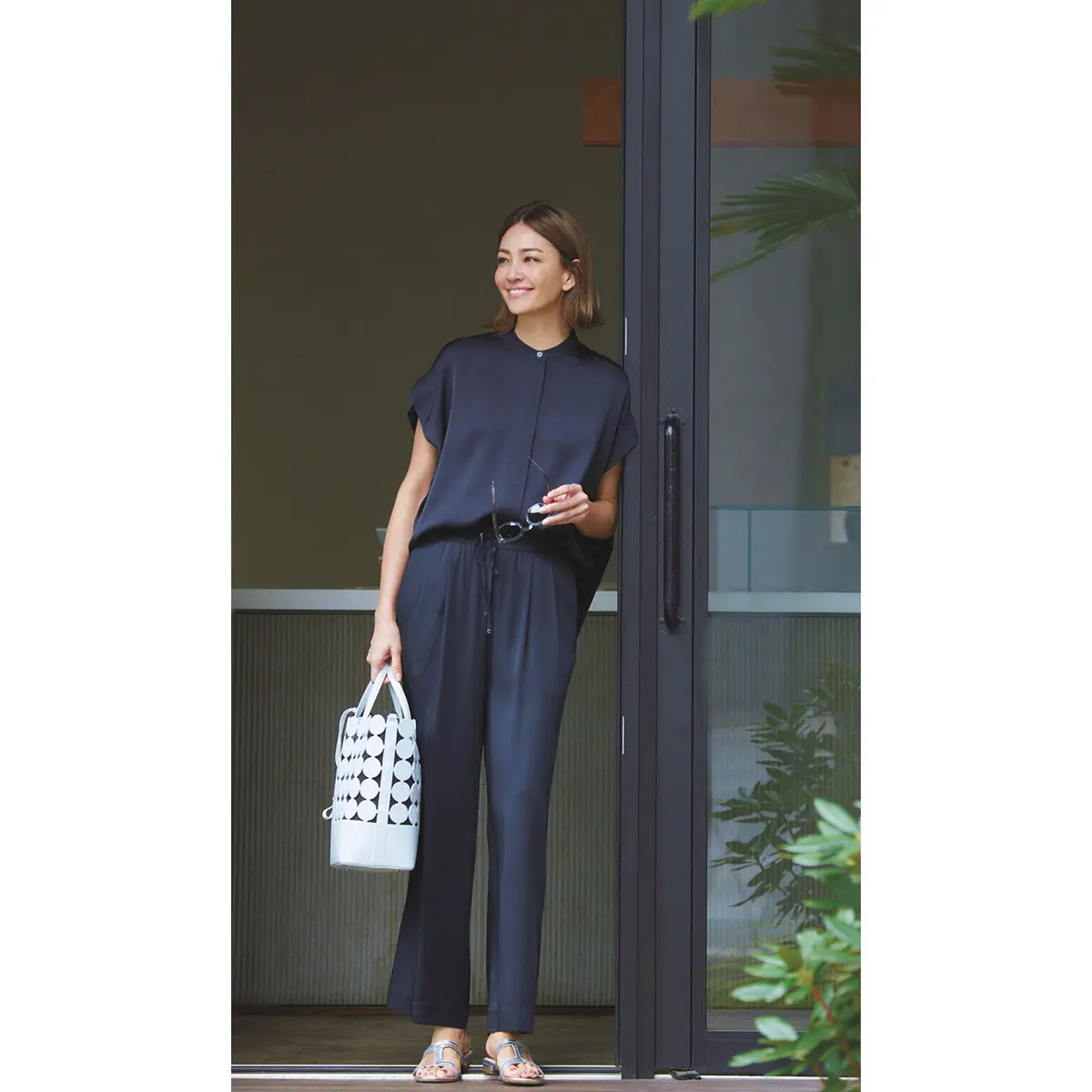 ネイビーのシャツとパンツのセットアップ　モデル・RINA